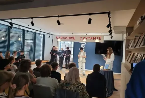 Narodowe Czytanie w Krośnie Odrzańskim – uczniowie ZSS i SP nr 2 razem z „Dziadami cz. II”