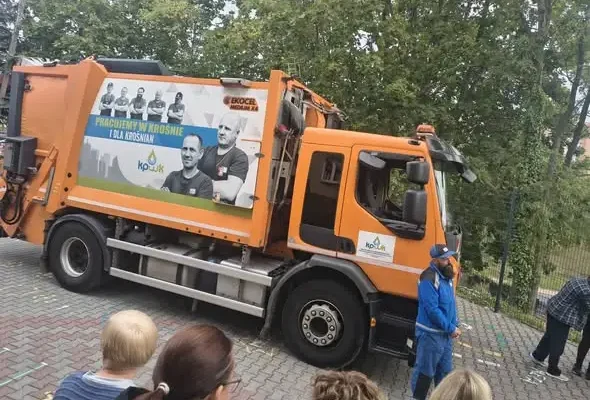 Sprzątanie Świata w ZSS Krosno Odrzańskie – wyjątkowy gość i pokaz śmieciarki