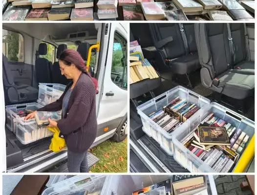 Biblioteka na kółkach wróciła po wakacjach – nowa czytelniczka w Pławiu