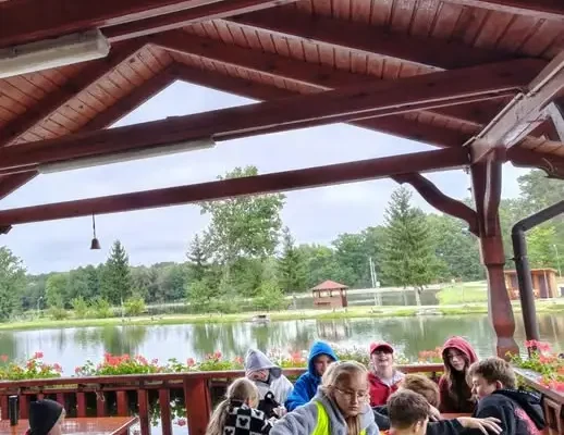 Uczniowie z klas IV–VIII na pieszej wycieczce do Chromowa