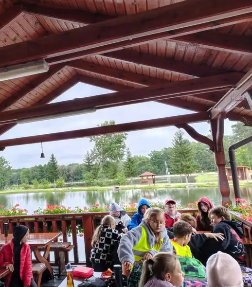 Uczniowie z klas IV–VIII na pieszej wycieczce do Chromowa