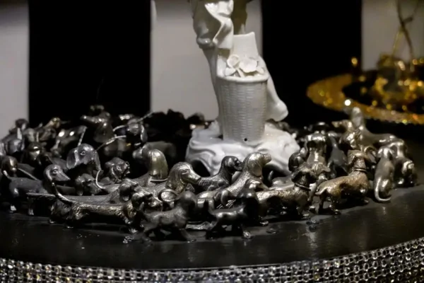 Miniaturowe buty z porcelany i szkła – niezwykła kolekcja w Gubinie