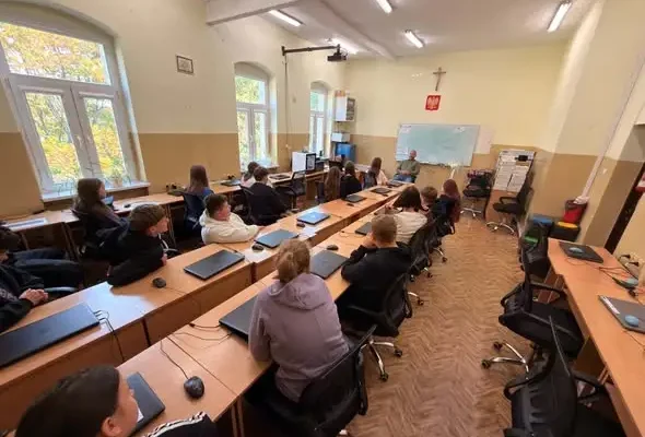Elektryk z pogotowia energetycznego spotkał się z uczniami klasy VII