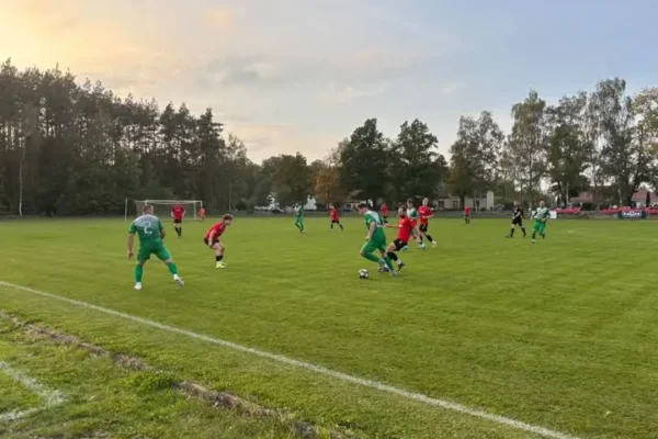 LKS Bóbr IPME Bobrowice przegrywa z liderem. Honorowy gol Radka Peplińskiego