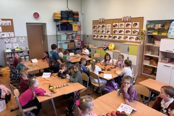 Uczniowie klasy I B ze Szkoły Podstawowej nr 1 w Gubinie tworzą litery z jesiennych darów natury