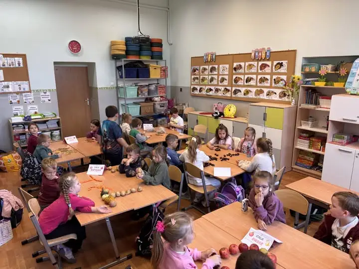 Uczniowie klasy I B ze Szkoły Podstawowej nr 1 w Gubinie tworzą litery z jesiennych darów natury