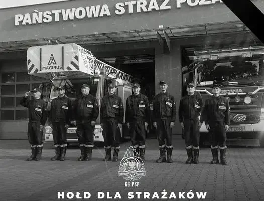 Strażacy oddają hołd poległym kolegom – sygnały świetlno-dźwiękowe o 18:00