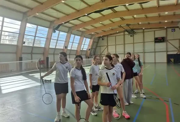 Bobrowice dominują w badmintonie – awans do półfinałów wojewódzkich LOM