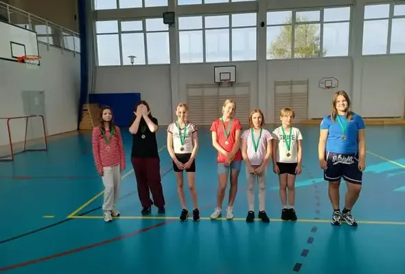 Unihokejowe zmagania szkół podstawowych w Gronowie – mistrzostwa gminy Dąbie rozstrzygnięte