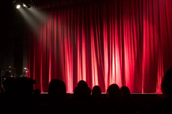 Bezpłatny wyjazd do Teatru Lubuskiego na spektakl „Akompaniator” – zapisy dla mieszkańców Gminy Dąbie