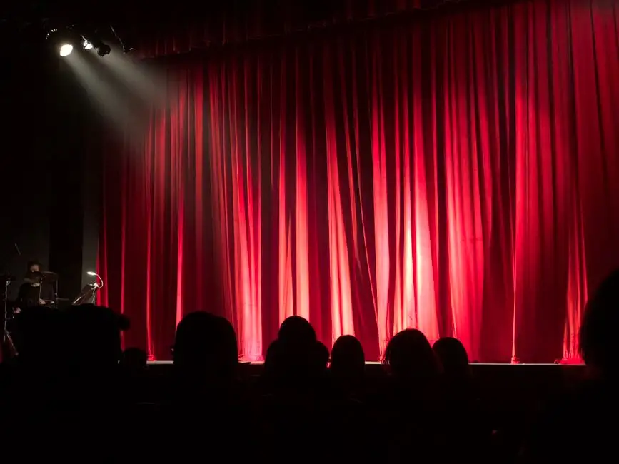 Bezpłatny wyjazd do Teatru Lubuskiego na spektakl „Akompaniator” – zapisy dla mieszkańców Gminy Dąbie